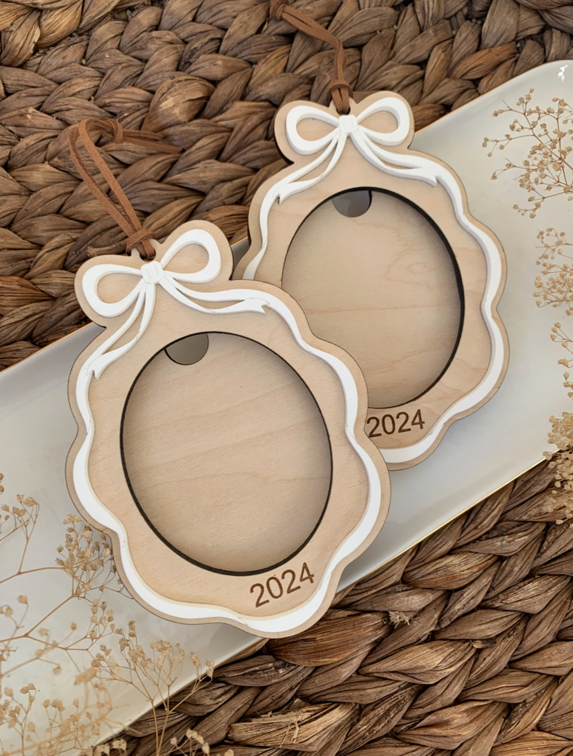 Bow picture frame ornament
