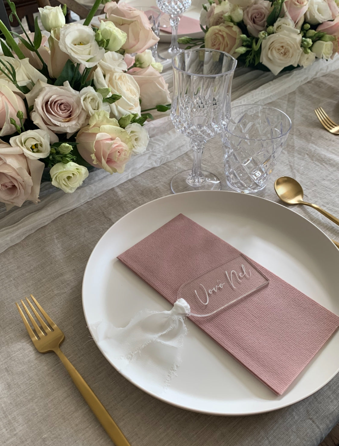 Clear acrylic place cards with chiffon