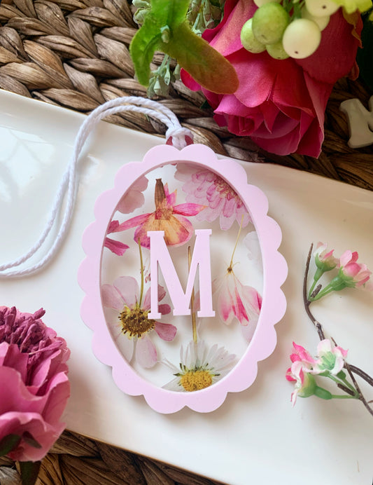 Scalloped floral Easter Initial Tag